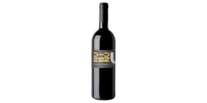Studio image of Rubinu Cannonau di Sardegna DOC wine bottle shot u2013 Italian wine u2013 buy Rubinu Cannonau di Sardegna DOC wine online in the UK u2013 premium Iu2026