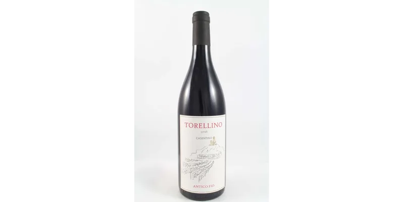 Studio image of Syrah Toscana wine bottle shot u2013 Italian red wine u2013 buy Syrah Toscana wine online in the UK
